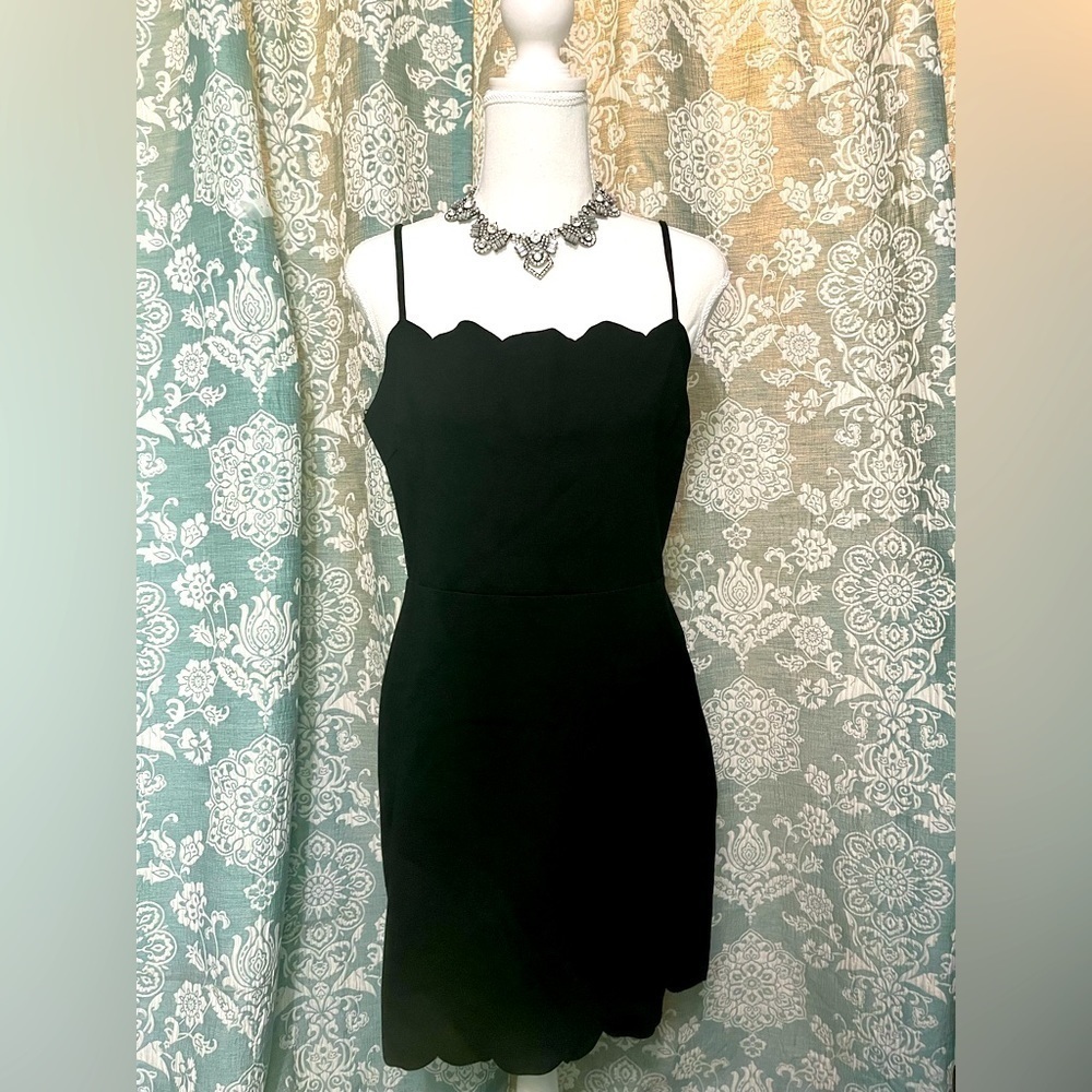 SOCIALITE women’s nwt scallop mini dress. Square neck line. Size xl. Black